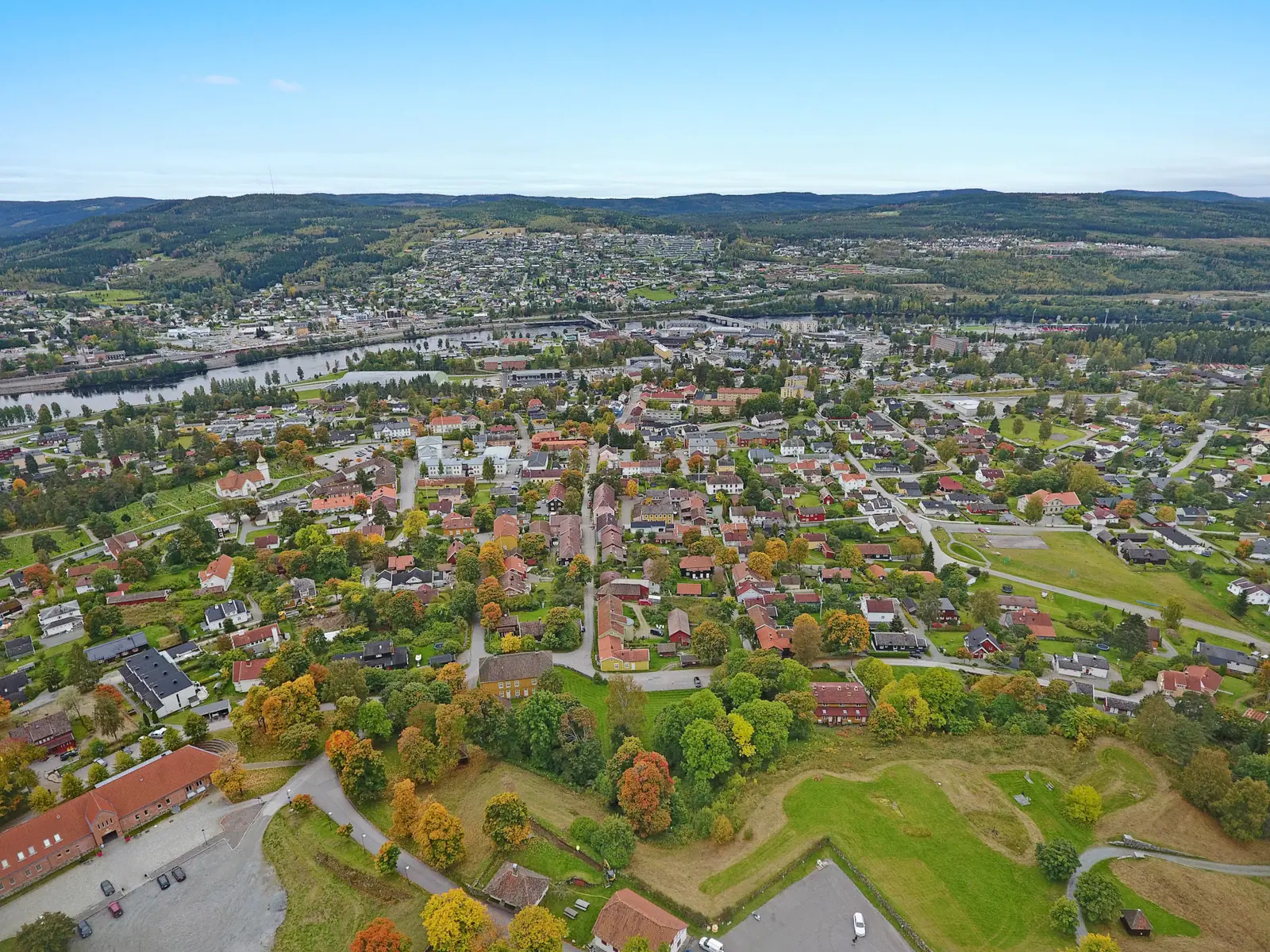 Kongsvinger fra lufta en høstdag — Øvrebyen, festningen og Glomma