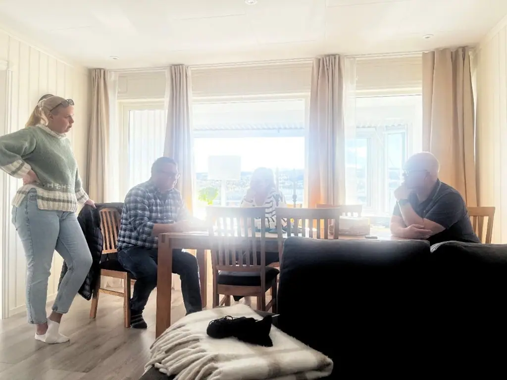 Megler og selger planlegger fremdriften etter befaring
