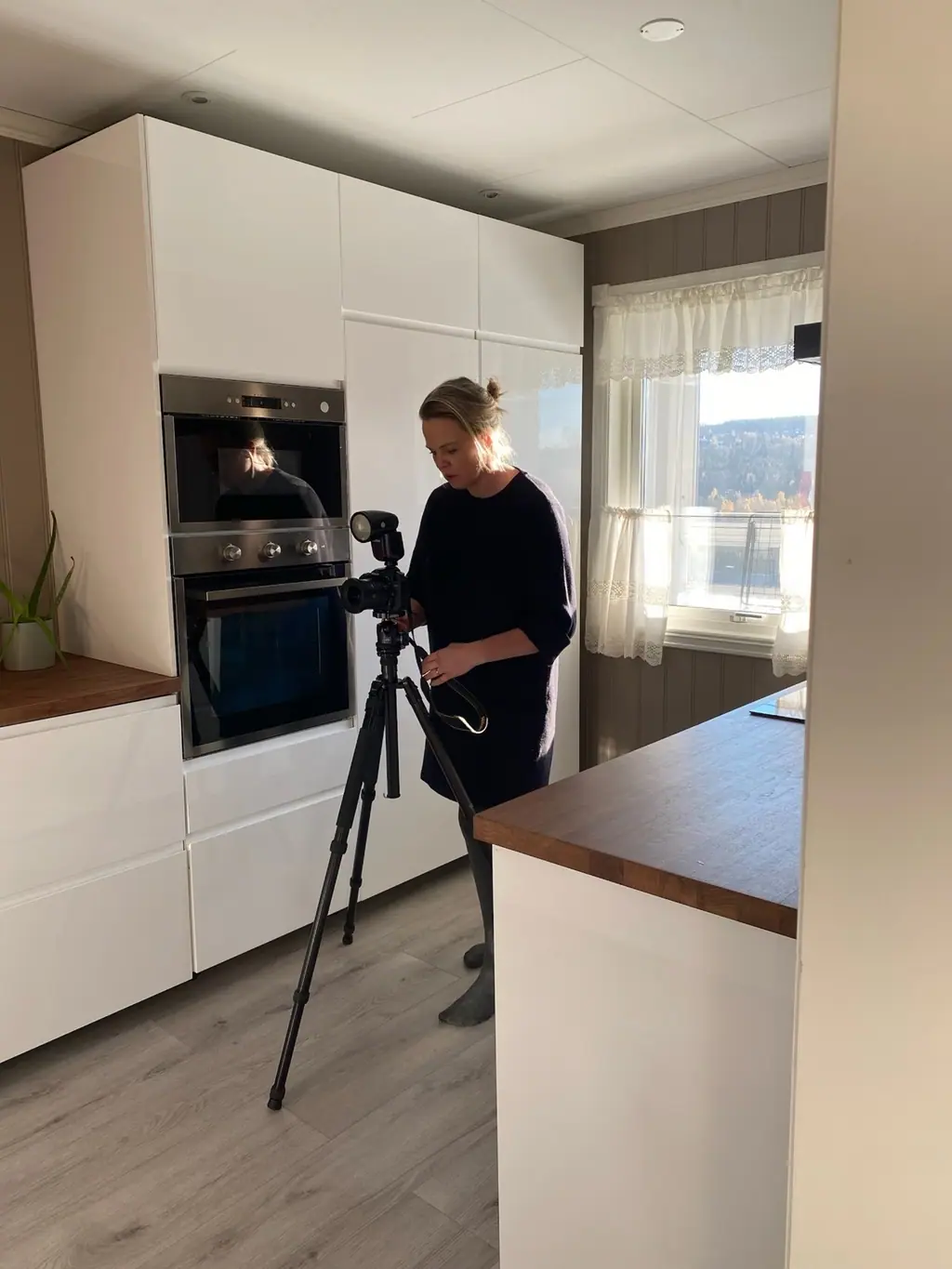 KOBBL Eiendoms egen fotograf fotograferer et kjøkken