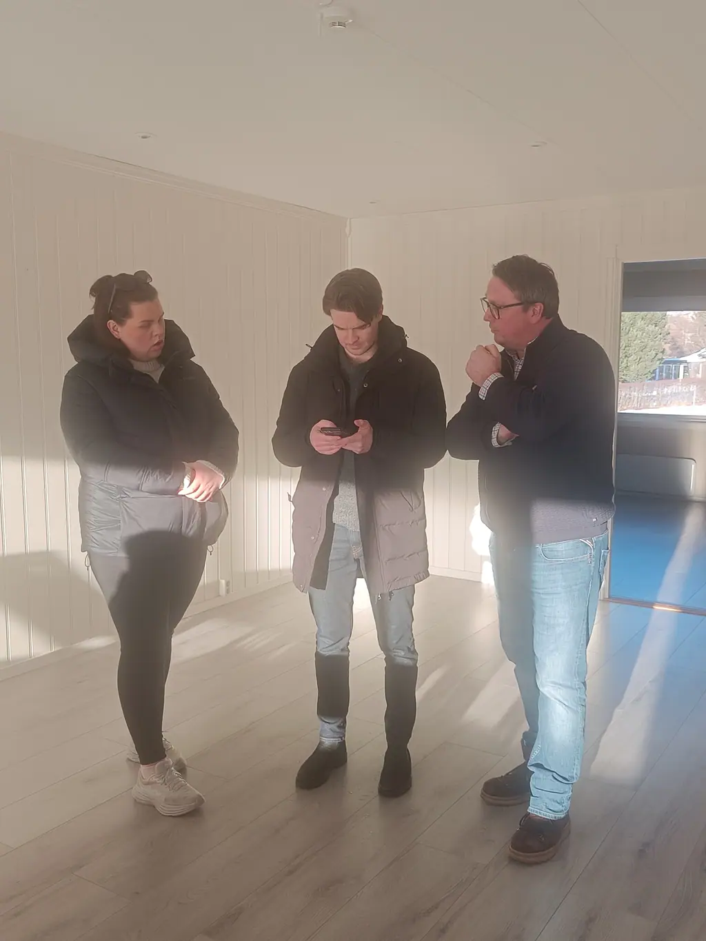 Selger, kjøper og megler på overtakelse i leiligheten